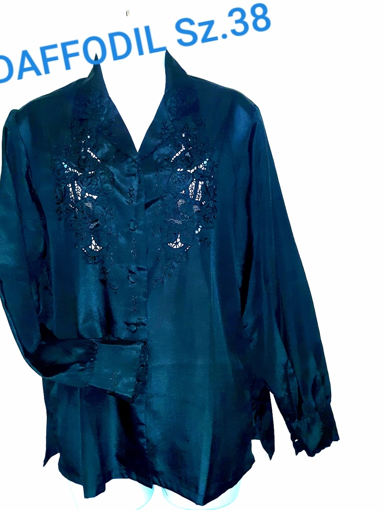 NWOT DAFFODIL hand Embroidered Silky button blouse